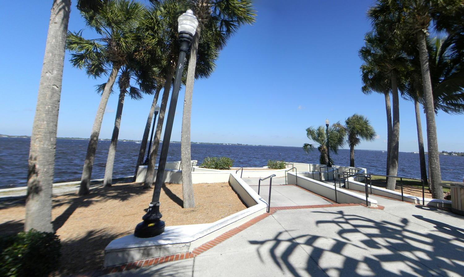 picture of the laishley park marriage point along the harbor with palm trees